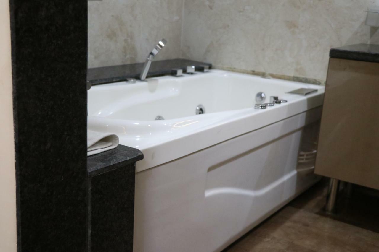 S.R. Residency Hotel Zirakpur Luaran gambar