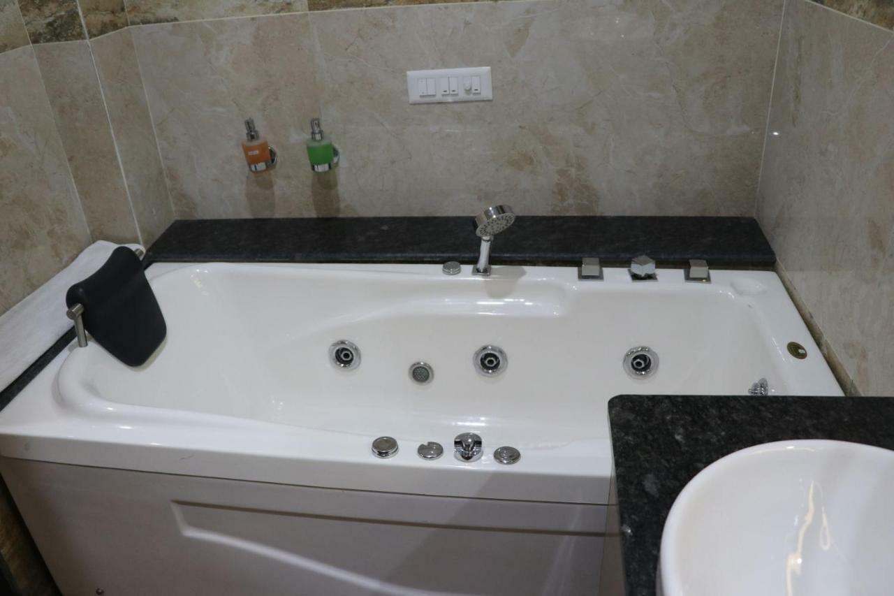 S.R. Residency Hotel Zirakpur Luaran gambar