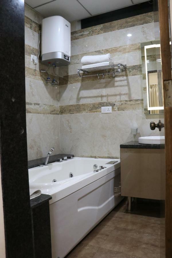 S.R. Residency Hotel Zirakpur Luaran gambar